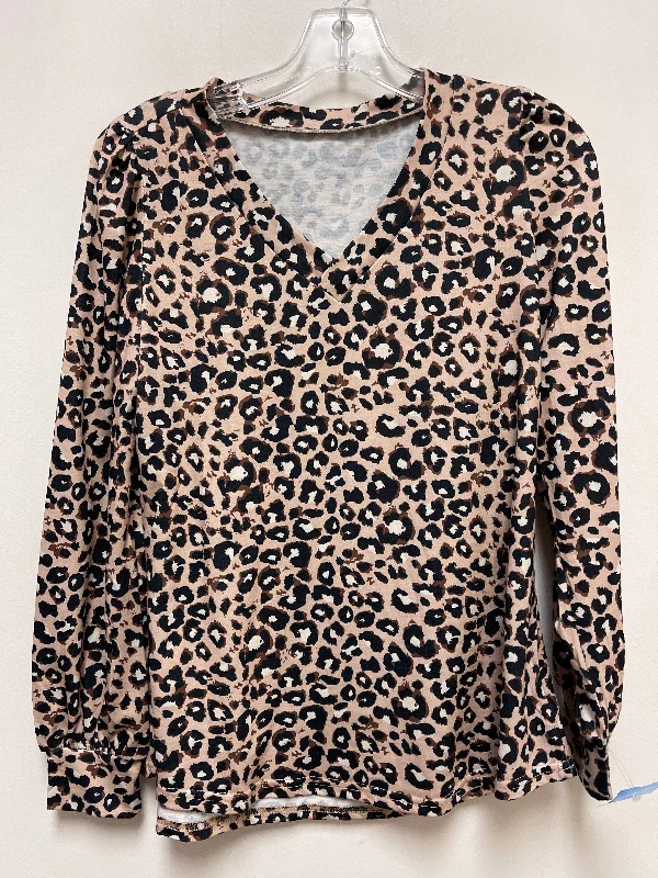 women's tops for those who want to stay on top of the latest fashion trends and wear pieces that are both stylish and on-trendTop Long Sleeve By Clothes Mentor In Animal Print, Size: S