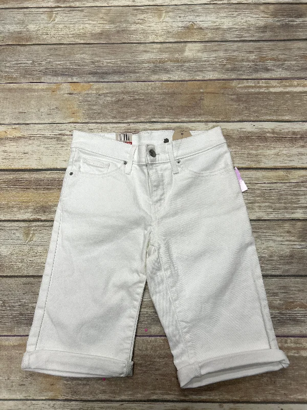 women's plus-size shortsWhite Shorts Levis, Size 6